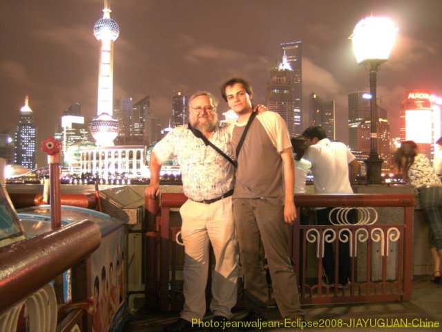 Nous sur fond de Pudong de nuit