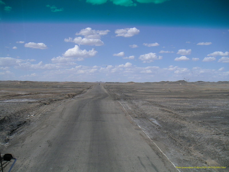 Piste dans le desert